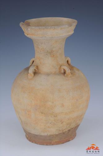 此瓶出土于唐代墓内,具有历史价值.