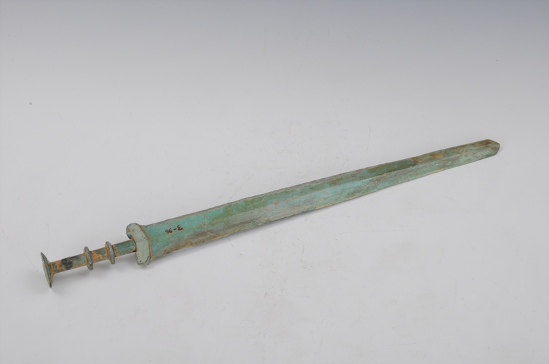 3厘米说明:圆首,圆茎,中间两条凸棱,宽格,剑身中脊凸起,两边有刃,前锋