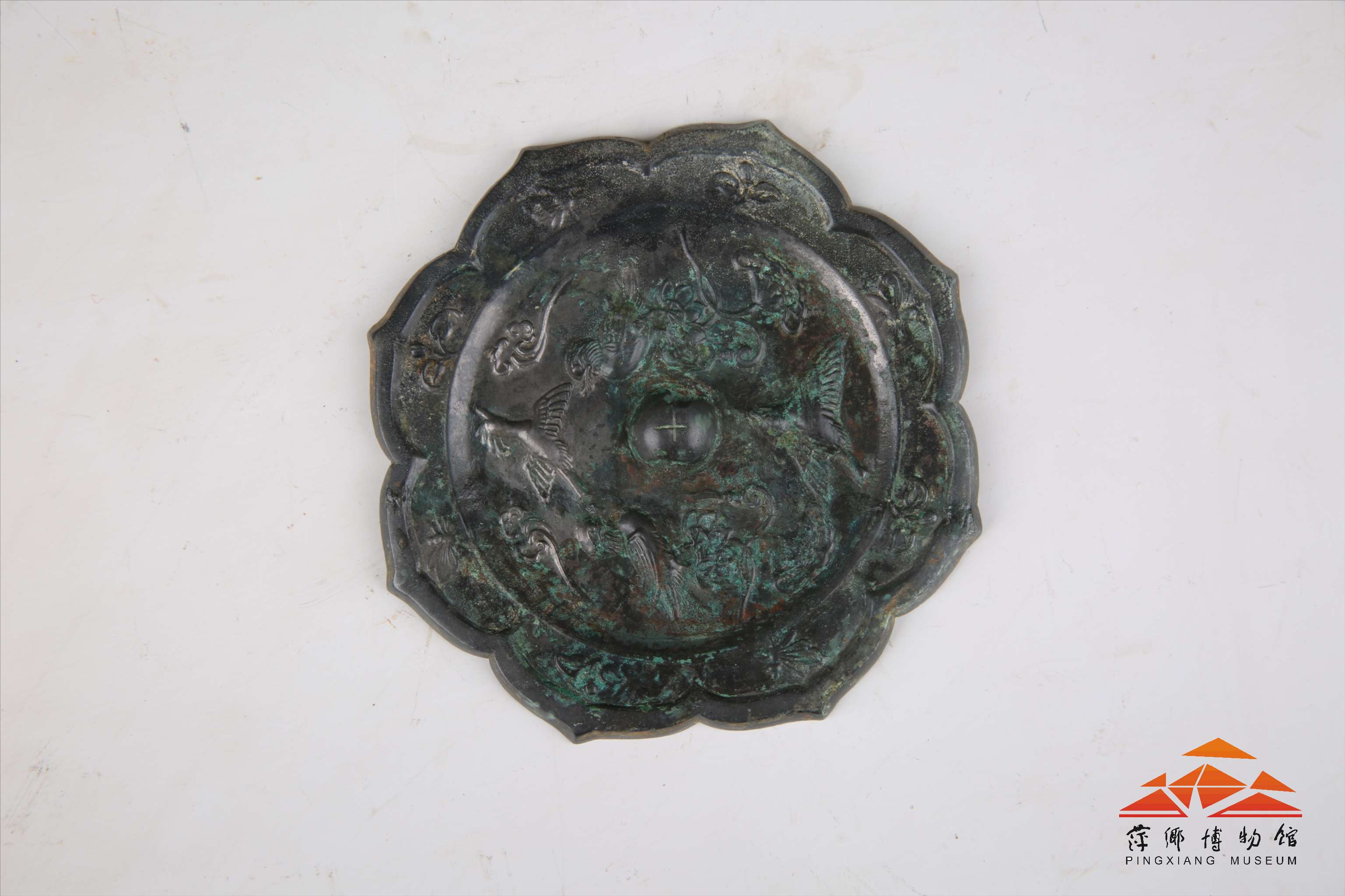 宋双凤鸳鸯纹葵形铜镜