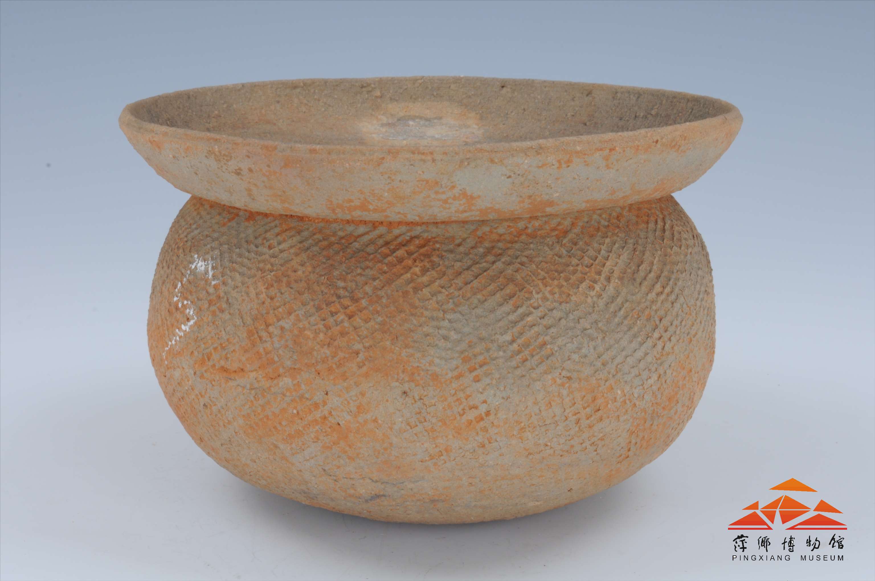 东汉青釉斜方格纹陶釜