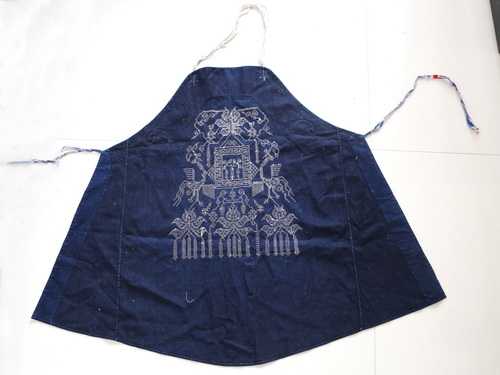 我馆征收到晚清时期萍乡民间蓝布绣花围裙