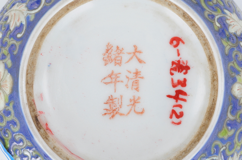 光绪款蓝地福寿菊纹壶