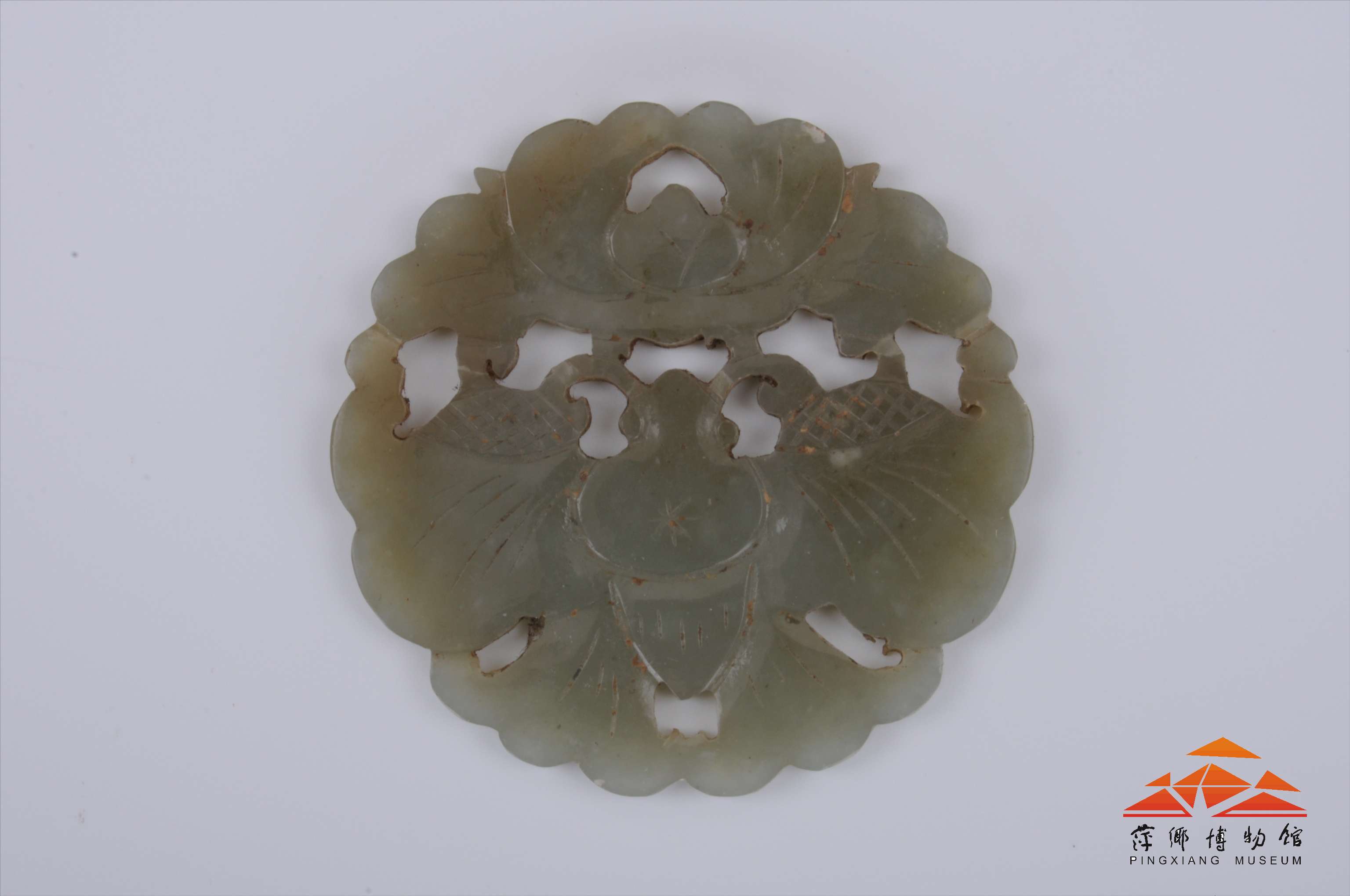 此玉佩材质纯正,花纹美观,具有艺术价值.