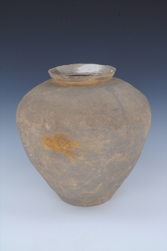 名称:斜方格纹陶坛 时代:东汉 分类:陶器 尺寸:口径16.3,高33.