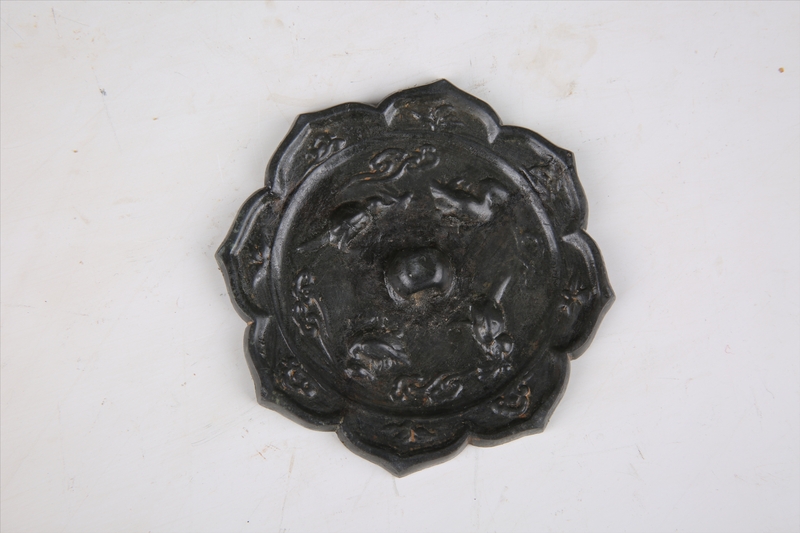 花鸟纹菱形铜镜