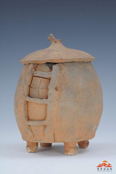东汉斜方格纹带顶三足陶谷仓