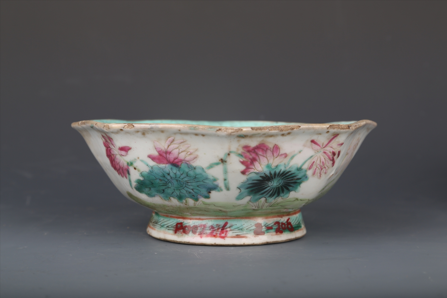 清粉彩荷花纹八角碗